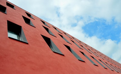 红色混凝土建筑的低角度摄影